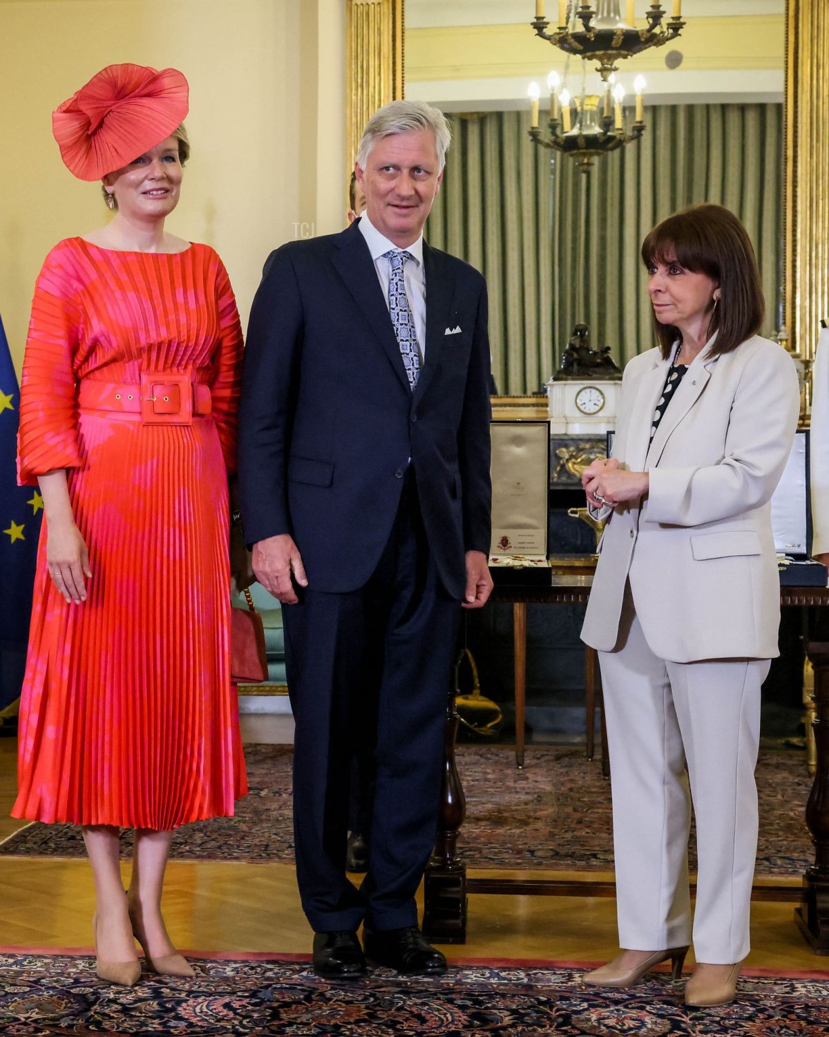 La Regina Mathilde del Belgio, il Re Philippe - Filip del Belgio e la Presidente della Grecia Katerina Sakellaropoulou ritratti durante la cerimonia di benvenuto ufficiale tenutasi al Palazzo Presidenziale dalla Presidente della Repubblica Ellenica Sakellaropoulou nel primo giorno della visita di stato di tre giorni della coppia reale belga in Grecia, lunedì 02 maggio 2022, ad Atene