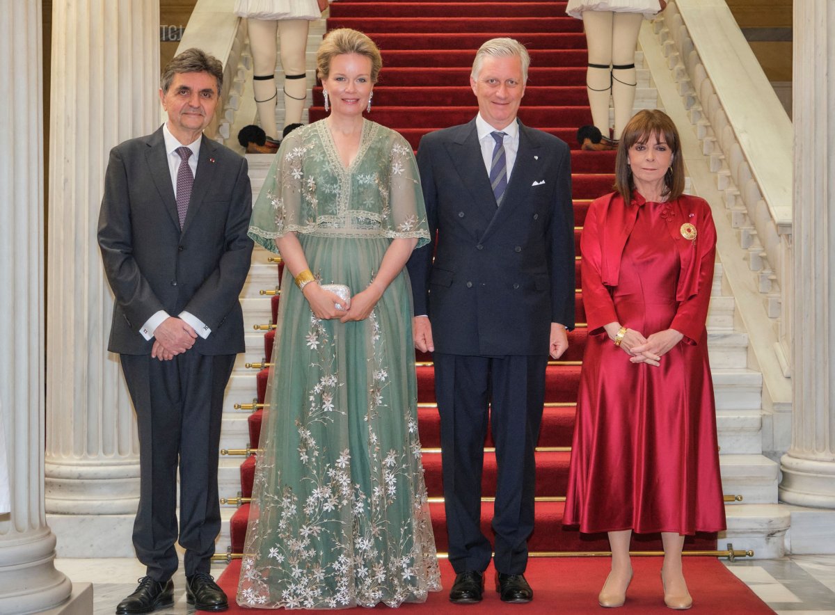 Pavolos Kotsonis, partner dell'HE Presidente Sakellaropoulou, la regina Mathilde del Belgio, il re Filippo del Belgio e il presidente della Grecia Katerina Sakellaropoulou posano per la fotografa all'inizio di una cena di stato con il presidente Sakellaropoulou il primo giorno di una visita di stato di tre giorni della coppia reale belga in Grecia, lunedì 02 maggio 2022, ad Atene