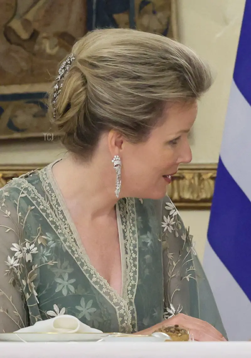 La regina Mathilde del Belgio, Pavolos Kotsonis, partner dell'HE Presidente Sakellaropoulou e il vice primo ministro e ministro dei Servizi Civili e delle imprese statali Petra De Sutter durante una cena di stato con il presidente Sakellaropoulou il primo giorno di una visita di stato di tre giorni della coppia reale belga in Grecia, lunedì 02 maggio 2022, ad Atene