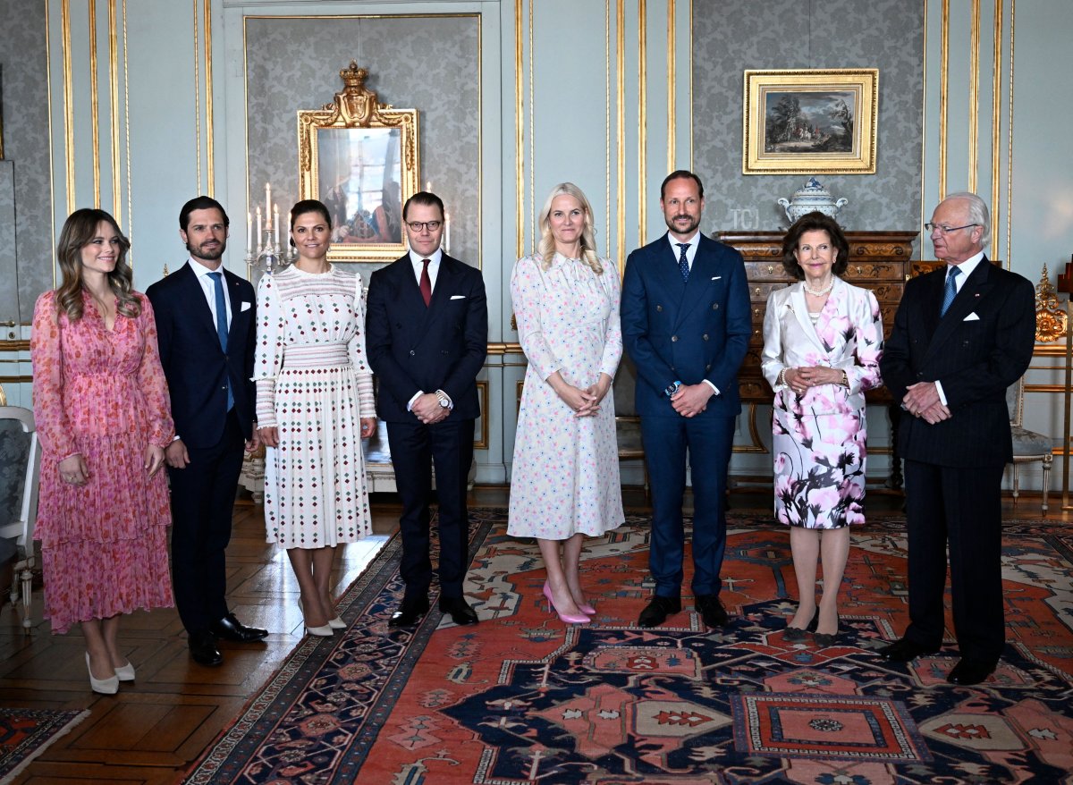 La Principessa Sofia di Svezia, il Principe Carl Philip di Svezia, la Principessa Vittoria di Svezia, il Principe Daniel di Svezia, la Principessa Mette-Marit di Norvegia, il Principe Haakon di Norvegia, la Regina Silvia di Svezia e il Re Carl XVI Gustaf di Svezia posano per una foto di gruppo al Palazzo Reale di Stoccolma, Svezia, il 2 maggio 2022