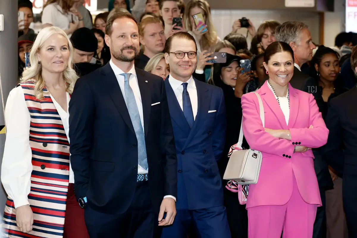 La Principessa Mette-Marit di Norvegia, il Principe Haakon di Norvegia, il Principe Daniel di Svezia e la Principessa Vittoria di Svezia visitano la Fondazione Fryshuset il 3 maggio 2022 a Stoccolma, Svezia