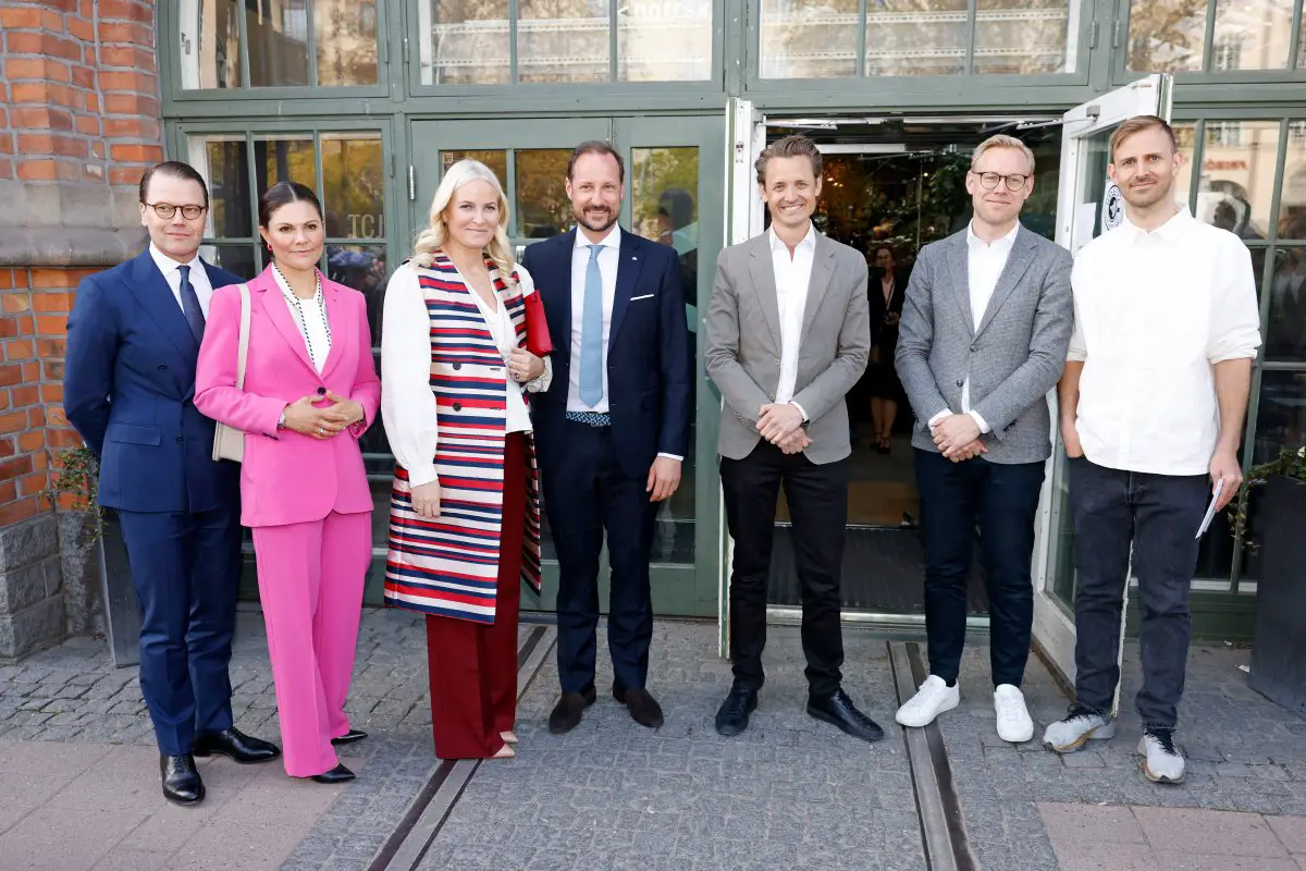 Il Principe Daniel di Svezia, la Principessa Vittoria di Svezia, la Principessa Mette-Marit di Norvegia e il Principe Haakon di Norvegia posano con Niklas Adalberth, Erik Engellau-Nilsson, CEO della Norrsken Foundation, e Anders Mjaset, fondatore della Mesh Community, mentre arrivano al Norrsken House per partecipare a discussioni di tavolo rotondo sugli ecosistemi delle start-up il 3 maggio 2022 a Stoccolma, Svezia