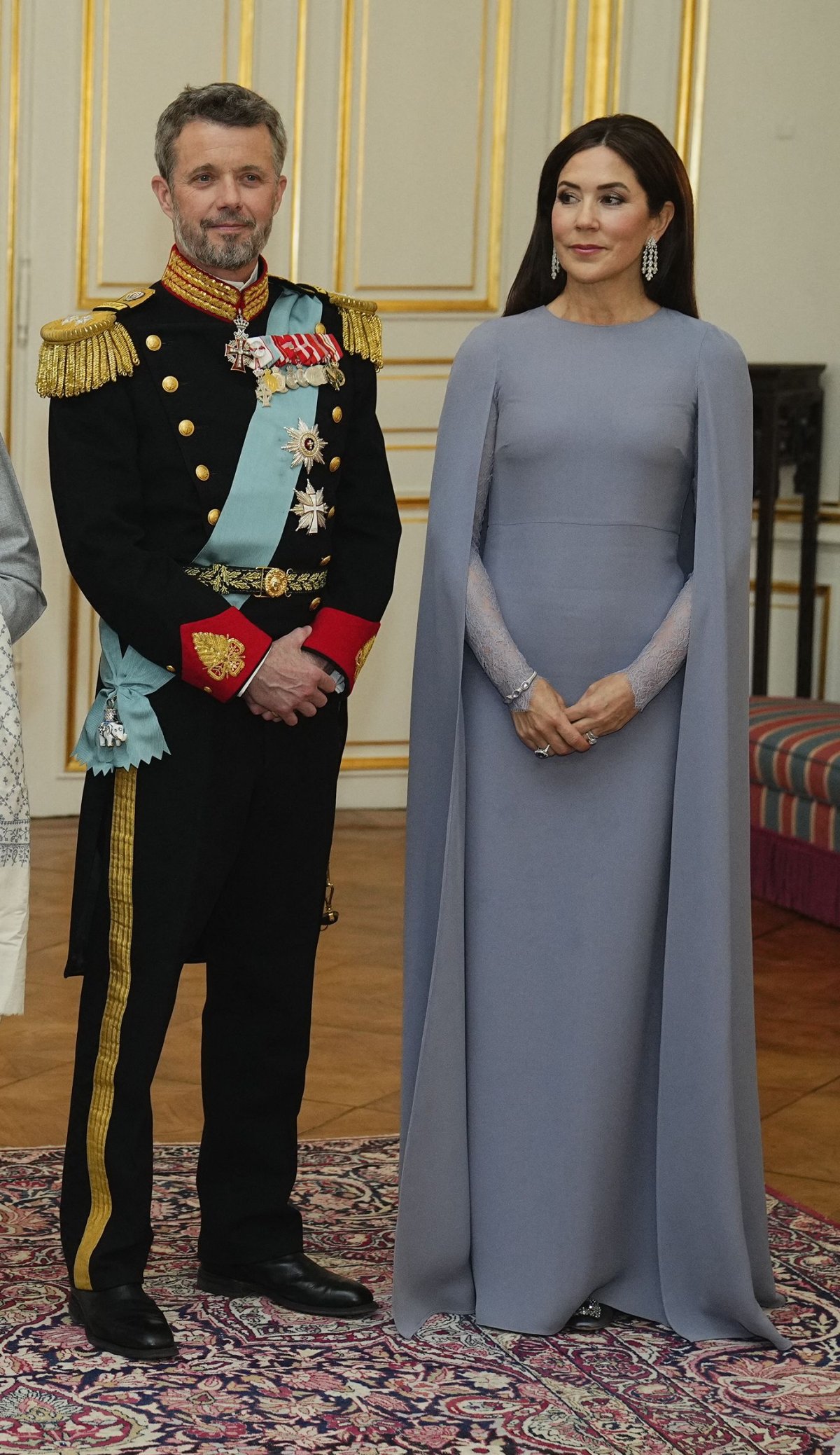 Il Primo Ministro indiano Narendra Modi (C) posa per una foto con (da L-R) il Primo Ministro danese Mette Frederiksen, la Regina Margherita di Danimarca, suo figlio il principe ereditario Frederik e sua moglie la principessa ereditiera Mary durante un'udienza ufficiale al Castello di Amalienborg a Copenaghen, Danimarca, il 3 maggio 2022