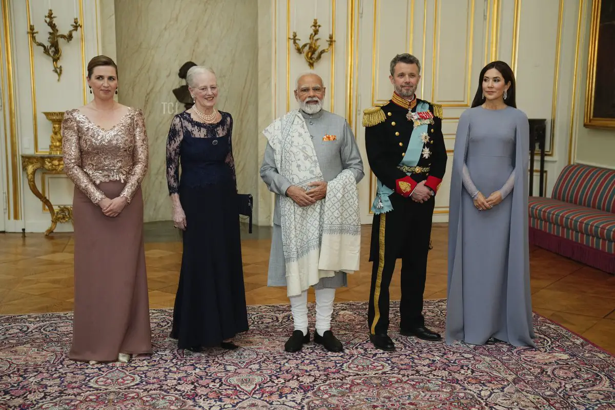 Il Primo Ministro indiano Narendra Modi (C) posa per una foto con (da L-R) il Primo Ministro danese Mette Frederiksen, la Regina Margherita di Danimarca, suo figlio il principe ereditario Frederik e sua moglie la principessa ereditiera Mary durante un'udienza ufficiale al Castello di Amalienborg a Copenaghen, Danimarca, il 3 maggio 2022