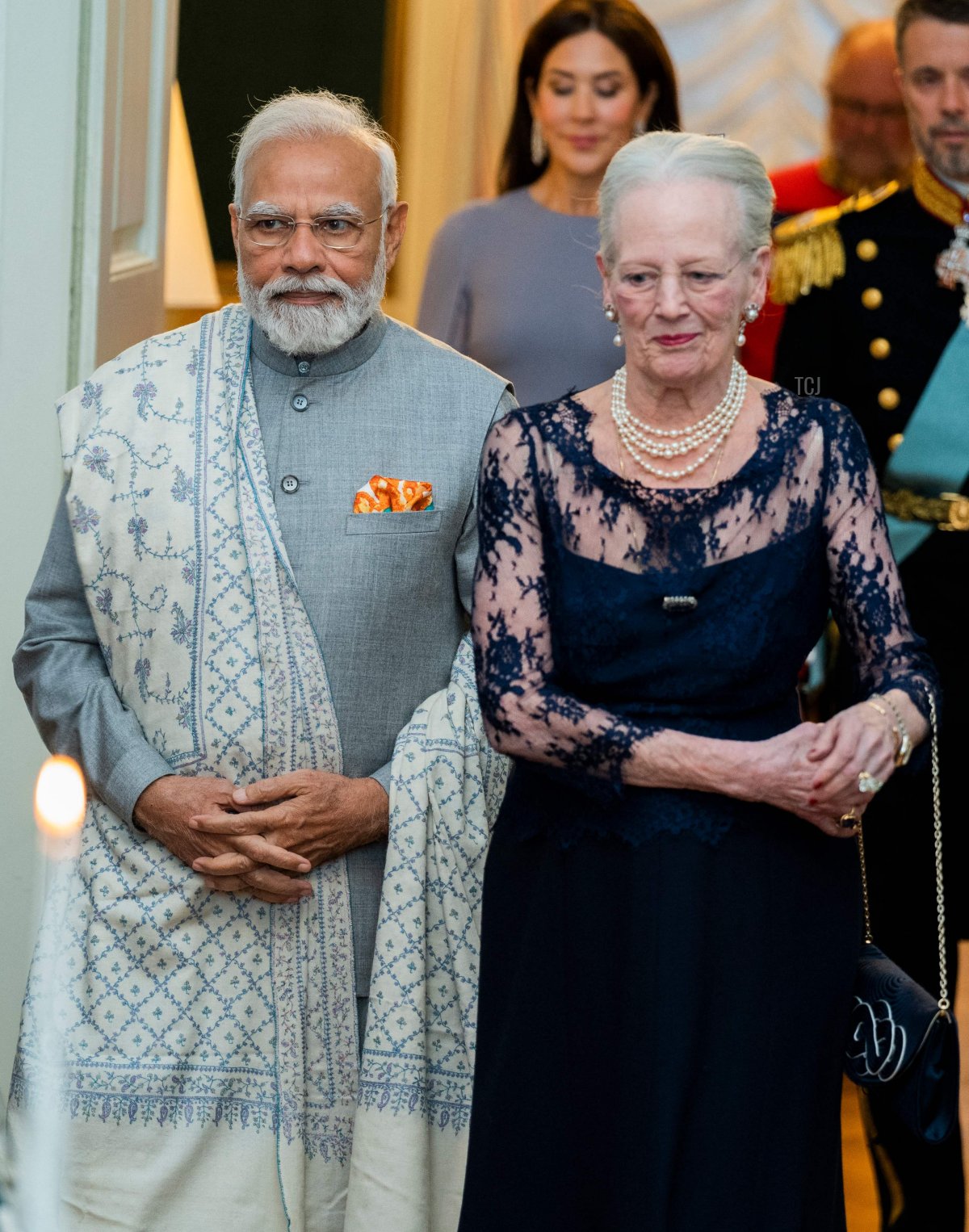 Il Primo Ministro indiano Narendra Modi (L) arriva con la Regina Margherita di Danimarca, seguito da suo figlio il principe ereditario Frederik (R) e sua moglie la principessa ereditiera Mary per un'udienza ufficiale al Castello di Amalienborg a Copenaghen, Danimarca, il 3 maggio 2022