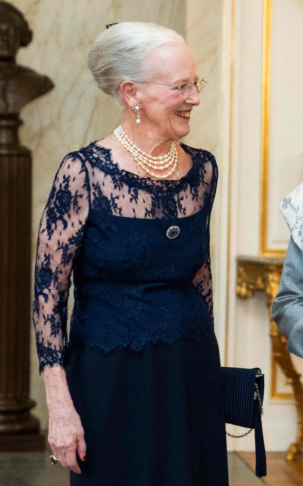 Il Primo Ministro indiano Narendra Modi (R) posa con la Regina Margherita di Danimarca, durante un'udienza ufficiale al Castello di Amalienborg a Copenaghen, Danimarca, il 3 maggio 2022