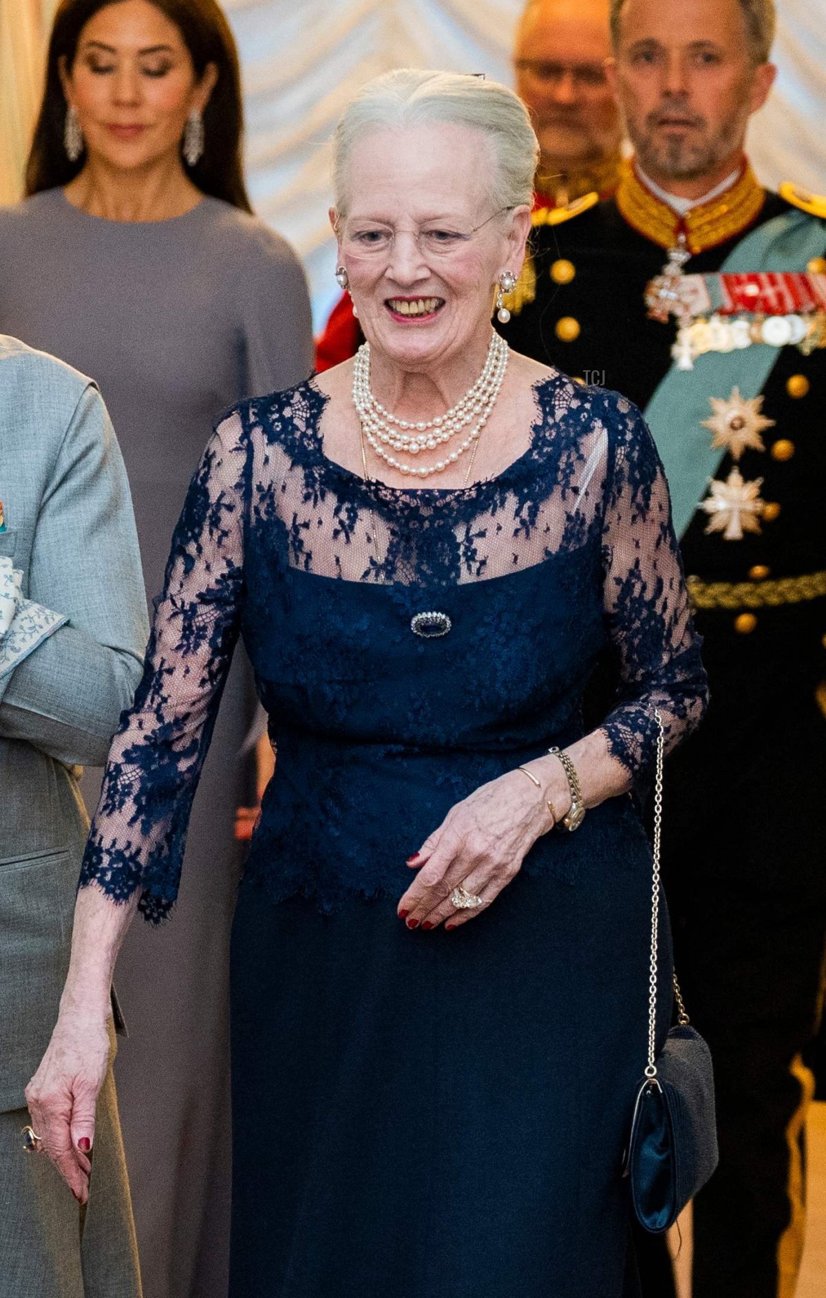 Il Primo Ministro indiano Narendra Modi (R) posa con la Regina Margherita di Danimarca, durante un'udienza ufficiale al Castello di Amalienborg a Copenaghen, Danimarca, il 3 maggio 2022