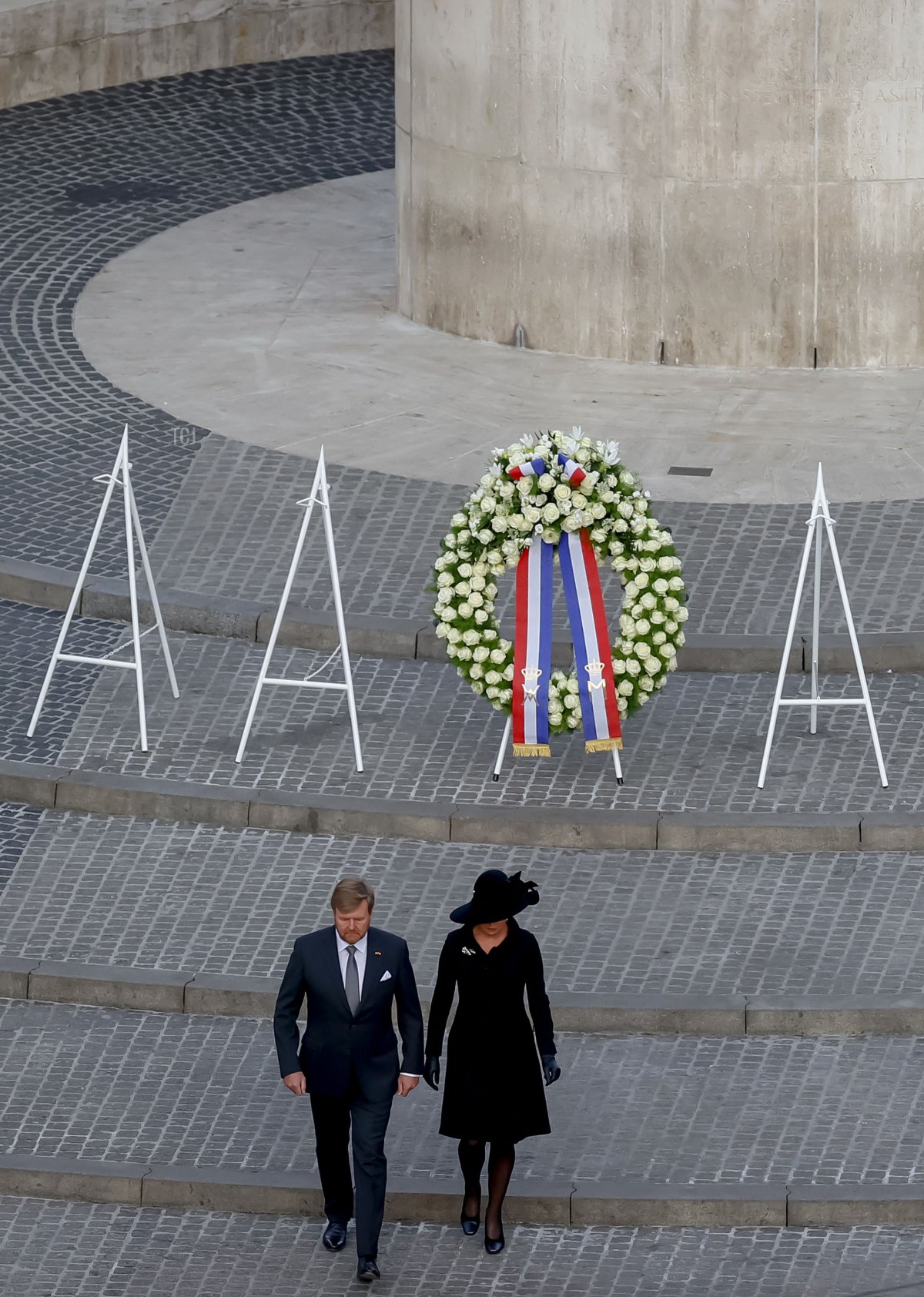 Il re Guglielmo Alessandro dei Paesi Bassi e la regina Máxima tornano indietro dopo aver deposto una corona durante il Giorno Nazionale della Memoria in Piazza Dam ad Amsterdam il 4 maggio 2022.