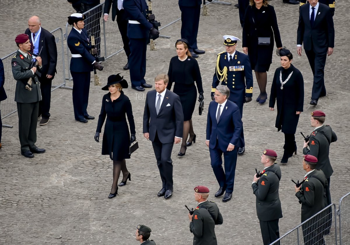 Il re Guglielmo Alessandro dei Paesi Bassi e la regina Máxima aprono la sfilata durante il Giorno Nazionale della Memoria in Piazza Dam ad Amsterdam il 4 maggio 2022.