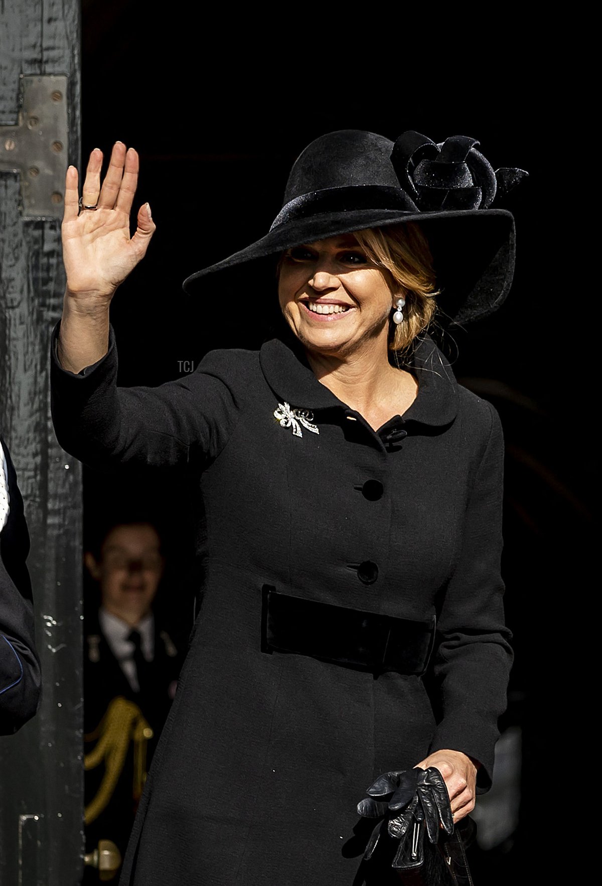 La regina Máxima dei Paesi Bassi (C) e il re Guglielmo Alessandro dei Paesi Bassi (R) salutano al loro arrivo al Palazzo Reale in Piazza Dam ad Amsterdam il 4 maggio 2022, prima del Giorno Nazionale della Memoria.