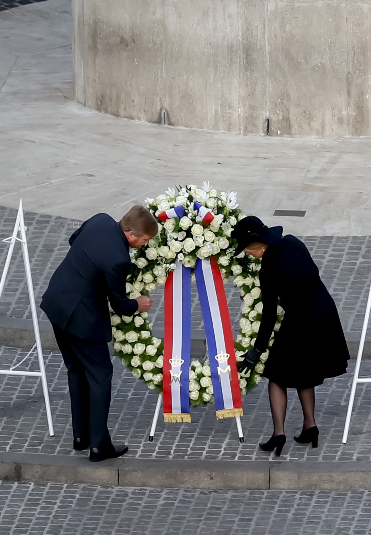 Il re Guglielmo Alessandro dei Paesi Bassi e la regina Máxima depongono una corona durante il Giorno Nazionale della Memoria in Piazza Dam ad Amsterdam il 4 maggio 2022.