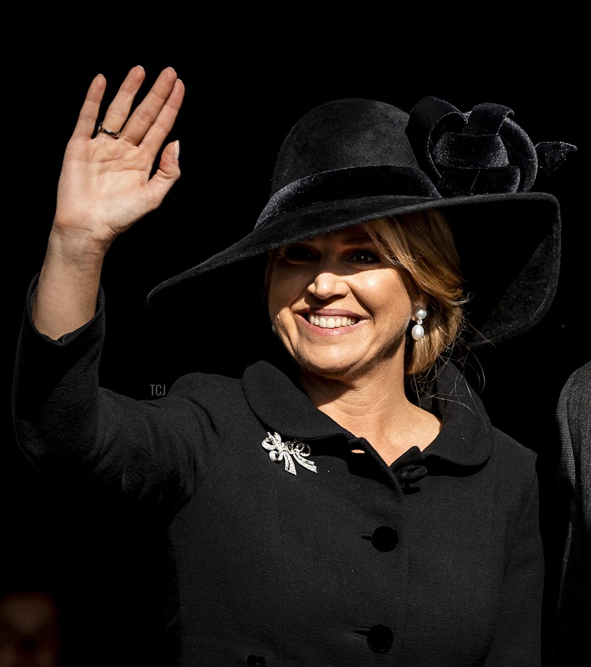 La regina Máxima dei Paesi Bassi (L) e il re Guglielmo Alessandro dei Paesi Bassi salutano al loro arrivo al Palazzo Reale in Piazza Dam ad Amsterdam il 4 maggio 2022, prima del Giorno Nazionale della Memoria.