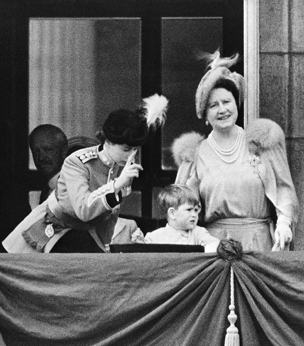 La Principessa Elizabeth mostra al Principe Carlo il Trooping the Colour annuale dal balcone di Buckingham Palace, il 7 Giugno 1951 a Londra