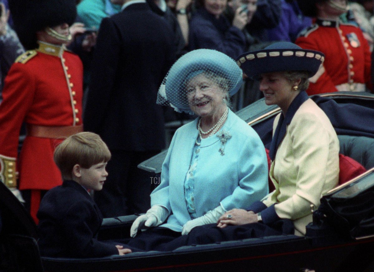 La Regina Madre, accompagnata dalla Principessa di Galles e dal suo figlio di sei anni, il Principe Harry, partecipano alla cerimonia di Trooping the Colour il 15 giugno 1991