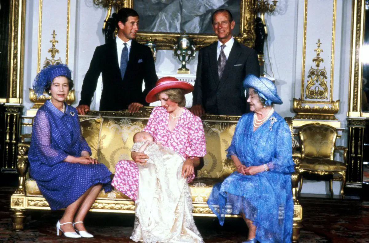 Battesimo del primo figlio, William, del Principe Carlo e 4 agosto 1982 - Principessa di Galles (Lady Diana Spencer) 29 luglio 1981 - Buckingham Palace. Diana è affiancata dalla Regina Elisabetta la Regina Madre (nonna del Principe Carlo e madre della Regina Elisabetta II) e da Regina Elisabetta II