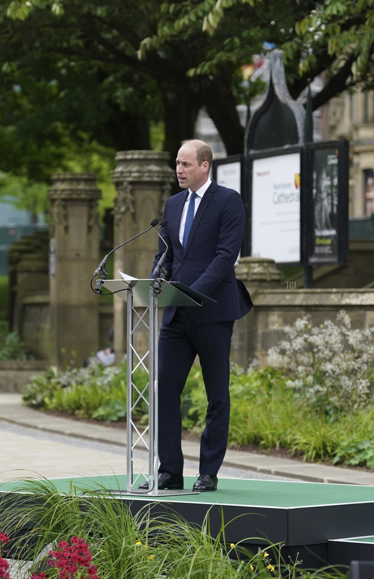 Il Principe William, Duca di Cambridge, pronuncia un discorso mentre lui e sua moglie Catherine, Duchessa di Cambridge, partecipano al lancio del Glade of Light Memorial, all'esterno della Cattedrale di Manchester il 10 maggio 2022