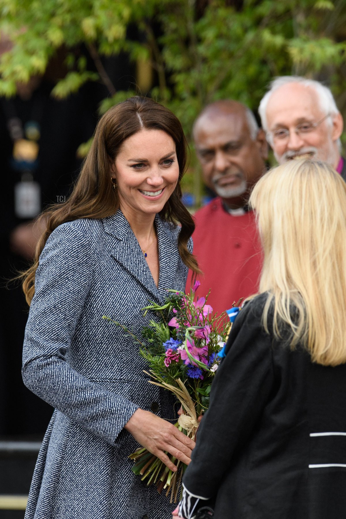 La Duchessa di Cambridge, Catherine (sinistra), parla con dignitari mentre lascia la Cattedrale di Manchester dopo aver partecipato all'inaugurazione ufficiale del memoriale Glade of Light a Manchester, nel nord-ovest dell'Inghilterra, il 10 maggio 2022