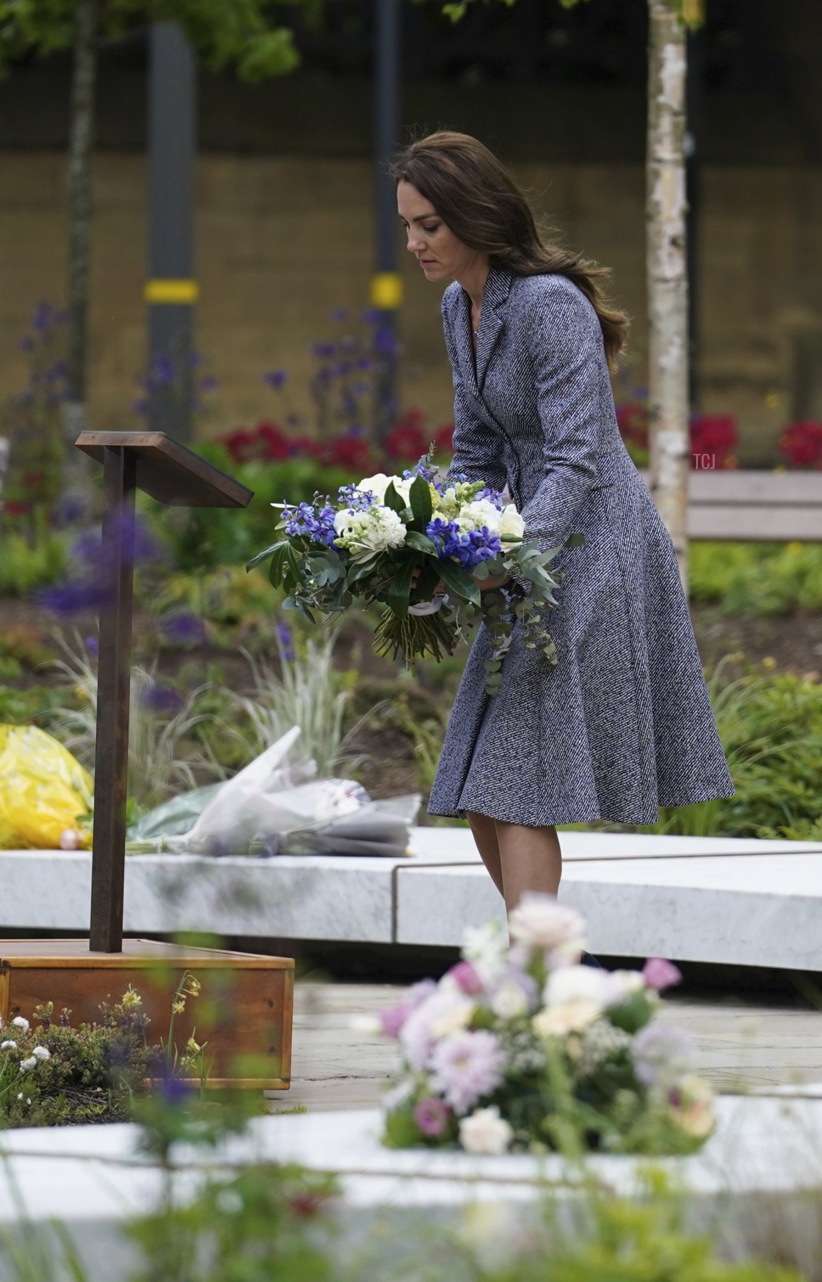 Catherine, Duchessa di Cambridge, depone fiori mentre lei e suo marito, il Principe William, Duca di Cambridge, partecipano al lancio del memoriale Glade of Light, all'esterno della Cattedrale di Manchester il 10 maggio 2022