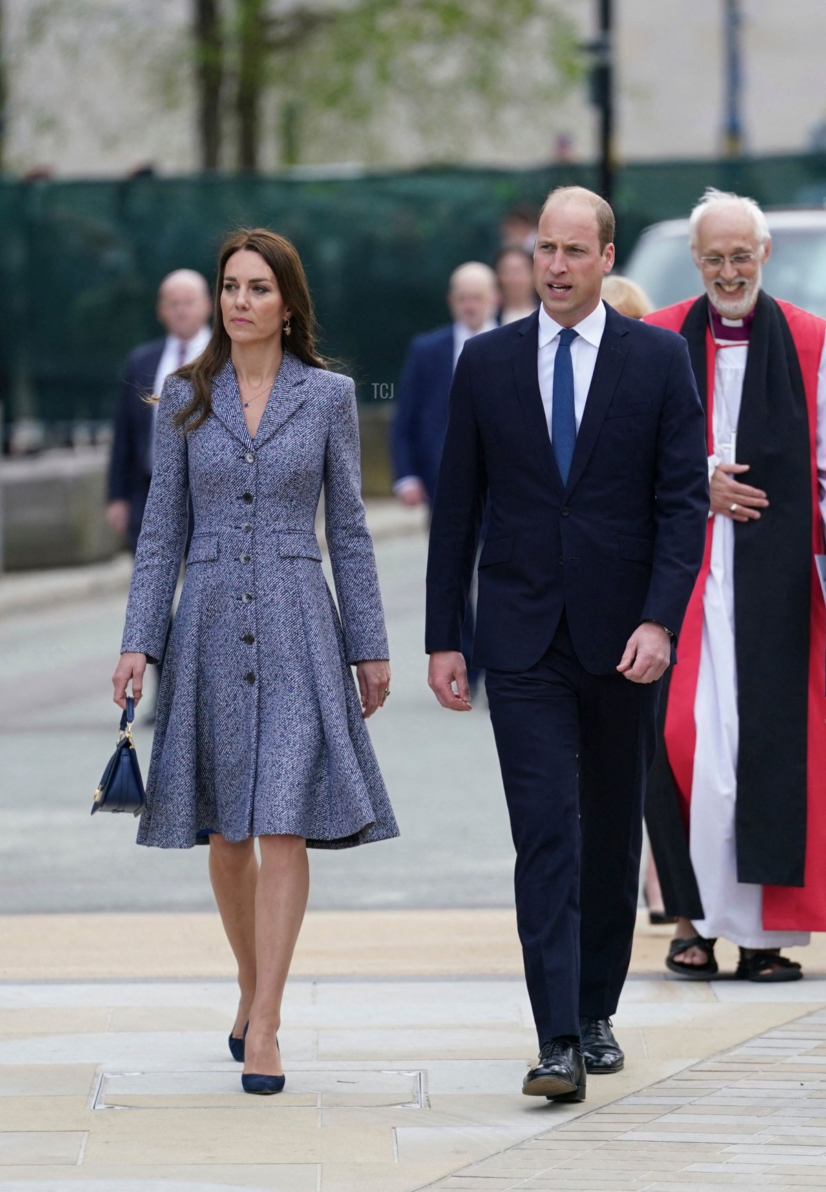 Il Principe William, Duca di Cambridge (sinistra) e Catherine, Duchessa di Cambridge (seconda da destra) arrivano per partecipare all'inaugurazione ufficiale del memoriale Glade of Light a Manchester, nel nord-ovest dell'Inghilterra, il 10 maggio 2022