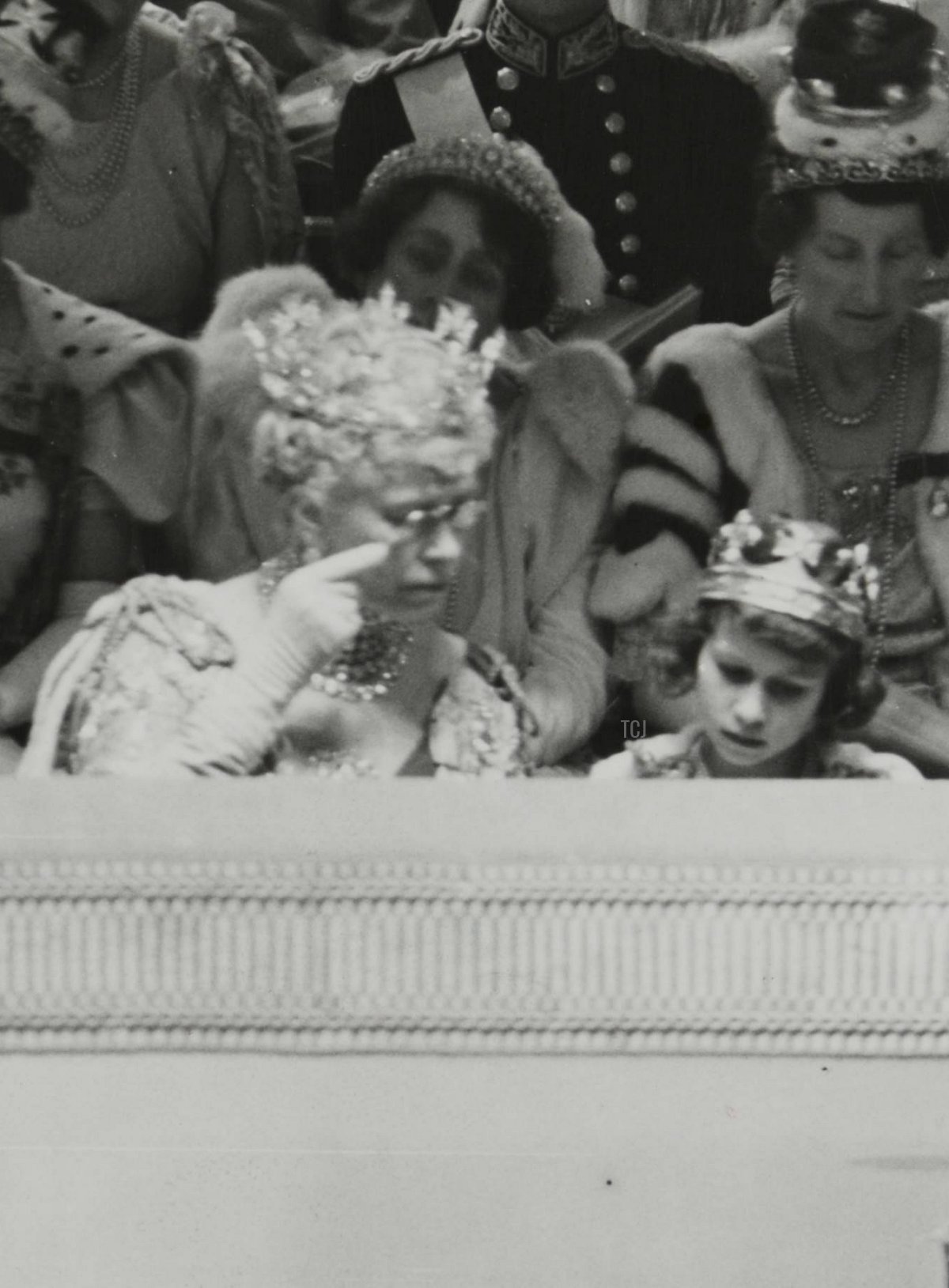 Fotografato durante l'incoronazione del re Giorgio VI nell'abbazia di Westminster, da sinistra a destra: la Duchessa di Kent, la Duchessa di Gloucester, la Contessa di Strathmore (madre della allora Regina Elisabetta), la regina Mary, la Principessa Elisabetta (l'attuale regina), la Principessa Margaret e la Principessa Reale