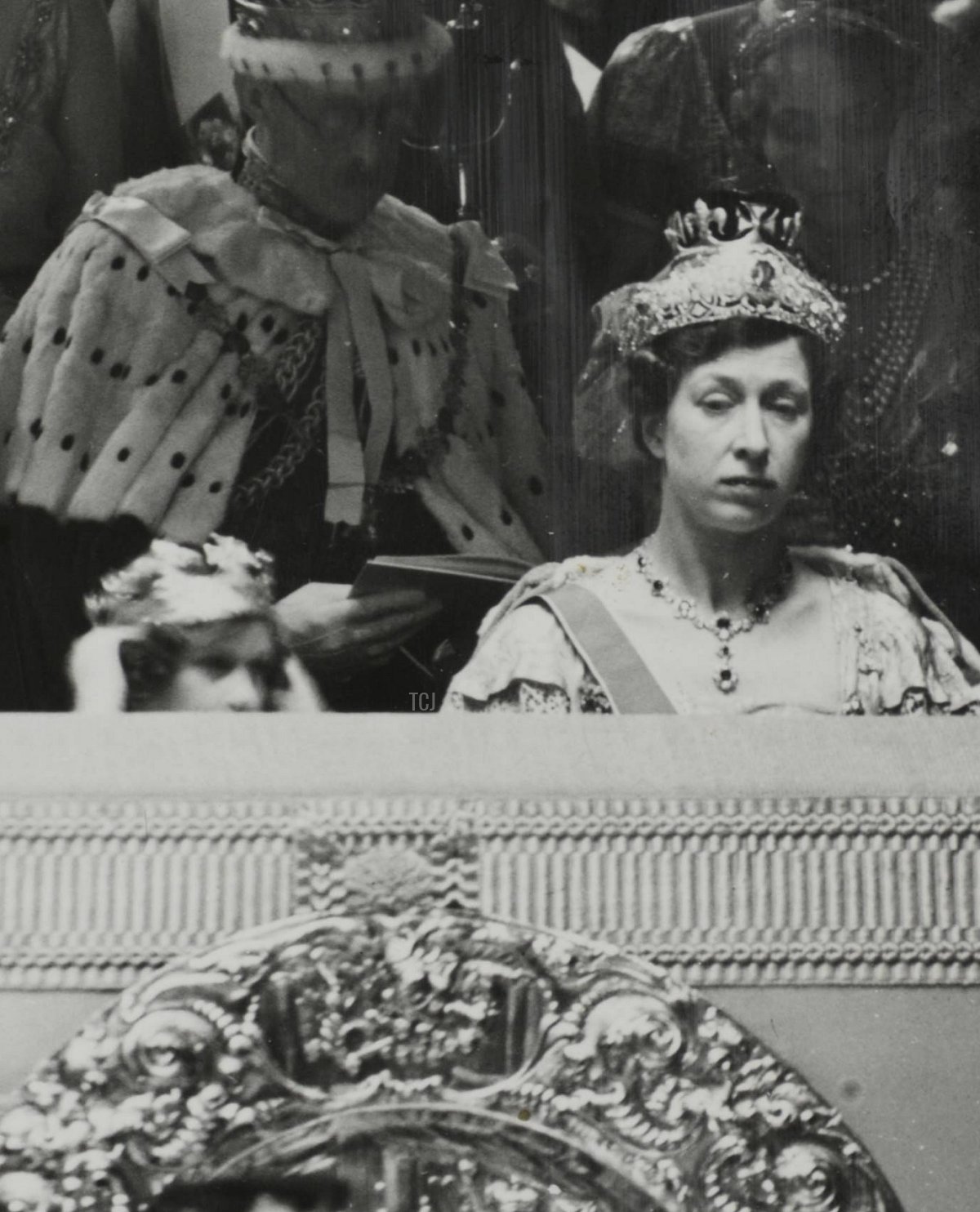 Fotografato durante l'incoronazione del re Giorgio VI nell'abbazia di Westminster, da sinistra a destra: la Duchessa di Kent, la Duchessa di Gloucester, la Contessa di Strathmore (madre della allora Regina Elisabetta), la regina Mary, la Principessa Elisabetta (l'attuale regina), la Principessa Margaret e la Principessa Reale