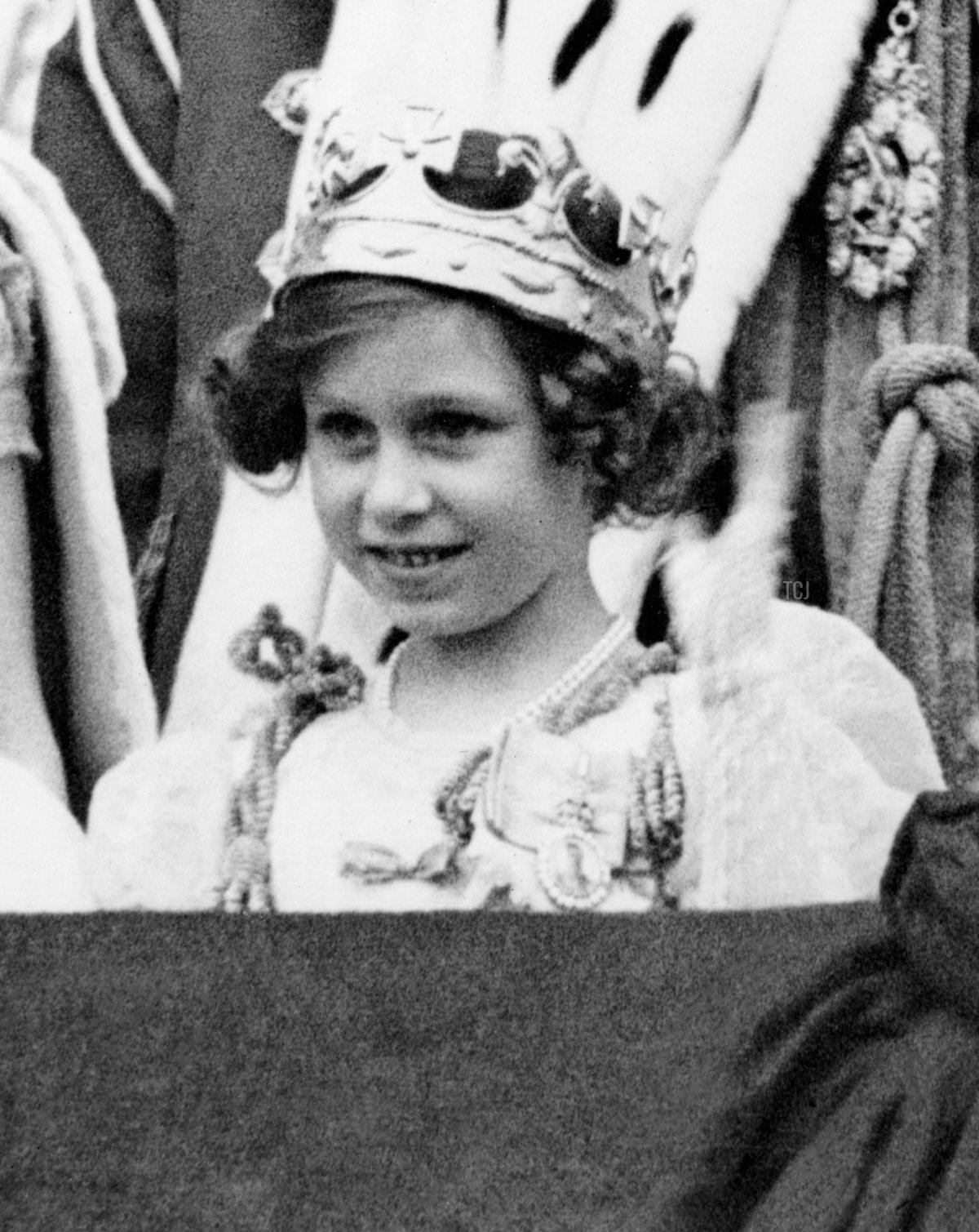 La regina Elisabetta (2nd-L, futura regina madre), sua figlia la Principessa Elisabetta (4th-L, futura Regina Elisabetta II), la regina Mary (C), la Principessa Margaret (5th-L) e il re Giorgio VI (R), posano al balcone di Buckingham Palace il 12 maggio 1937