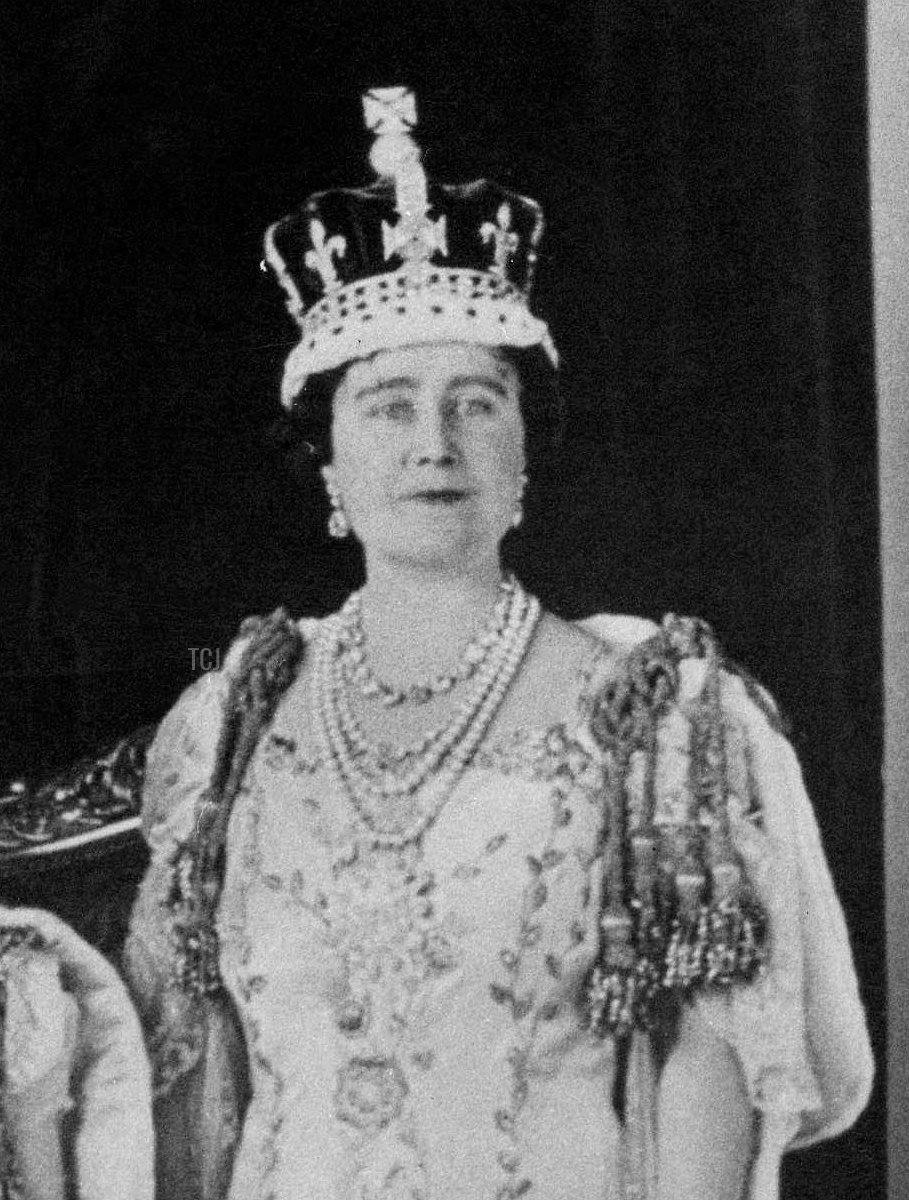 La Regina Elisabetta Bowes-Lyon, l'ex Duchessa di York (a destra), il Re Giorgio VI, e le loro figlie, la Principessa Elisabetta (al centro) e la Principessa Margaret, posano il 12 maggio 1937 a Londra dopo l'Incoronazione del Duca di York