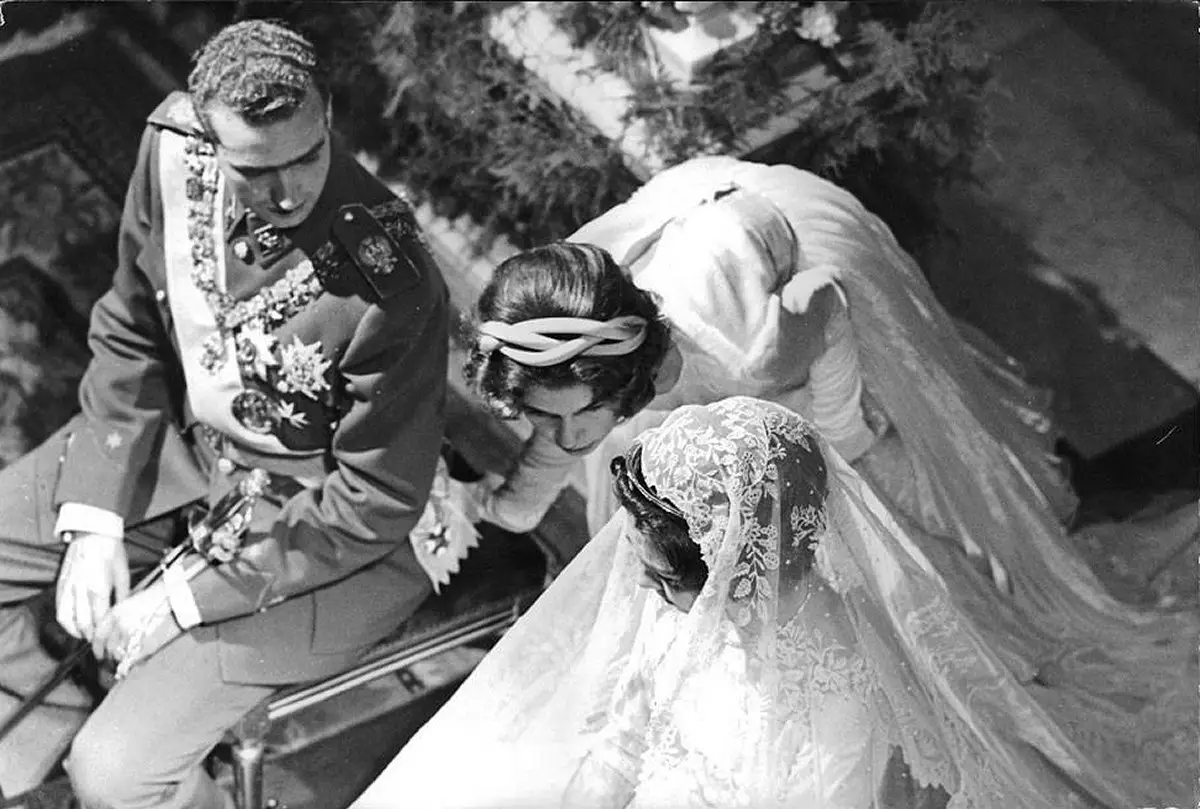 Una foto del Principe Juan Carlos di Spagna e della Principessa Sofia di Grecia durante la loro cerimonia nuziale