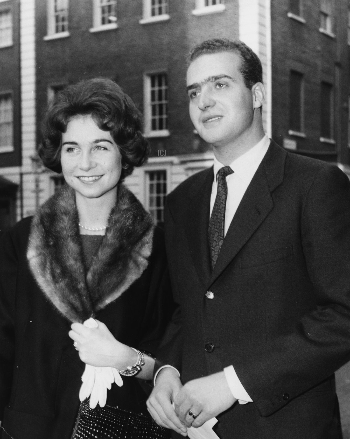 La Principessa Sofia di Grecia e il suo fidanzato Don Juan Carlos ritratti mentre lasciano l'Hotel Claridge's, Londra, 2 febbraio 1962