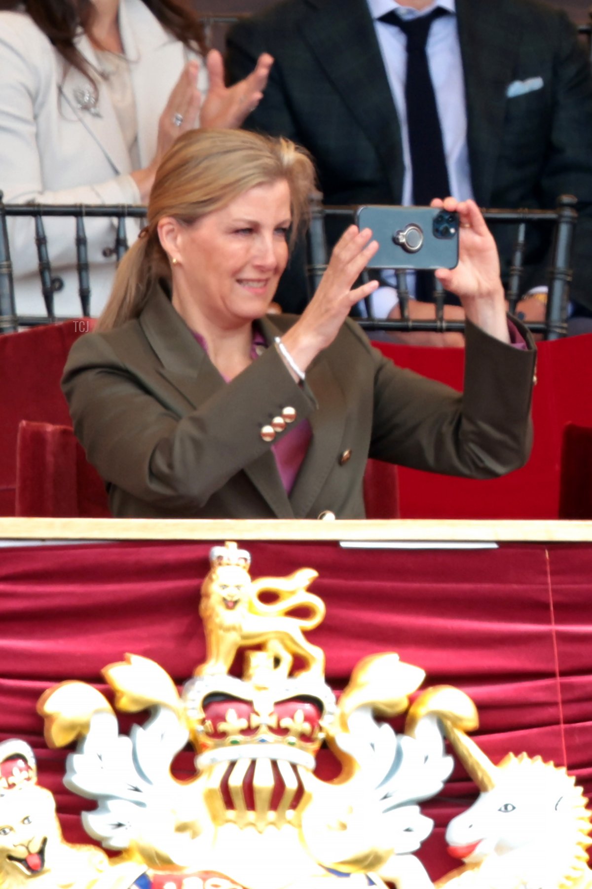 Sophie, Contessa di Wessex scatta una fotografia con il suo telefono durante il Royal Windsor Horse Show a Home Park il 13 maggio 2022 a Windsor, Inghilterra