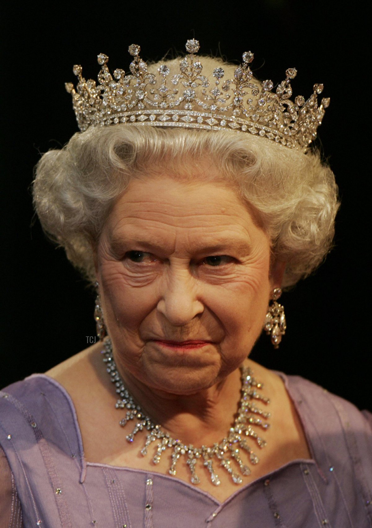 Britain's Queen Elizabeth II is pictured prior to a state banquet at the Zeughaus Palace, 02 November 2004 in Berlin