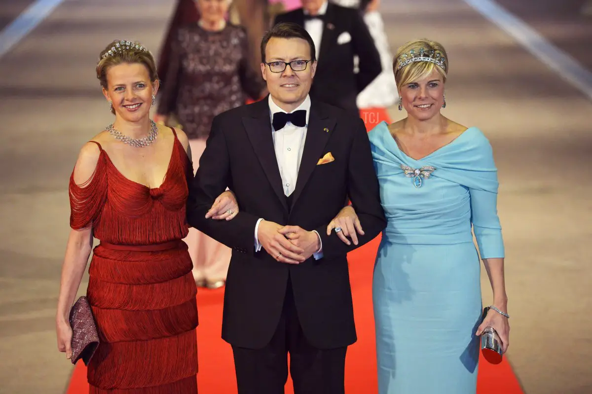 La principessa Mabel di Orange-Nassau, il principe Constantijn dei Paesi Bassi e la principessa Laurentien dei Paesi Bassi arrivano per partecipare a una cena organizzata dalla regina Beatrix dei Paesi Bassi alla vigilia della sua abdicazione al Rijksmuseum il 29 aprile 2013 ad Amsterdam, Paesi Bassi