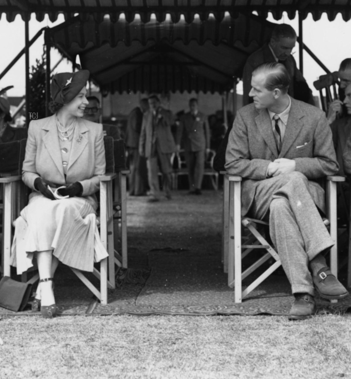 La Principessa Elisabetta parla con il Principe Filippo durante il Royal Horse Show a Windsor, Inghilterra, 12 Maggio 1949