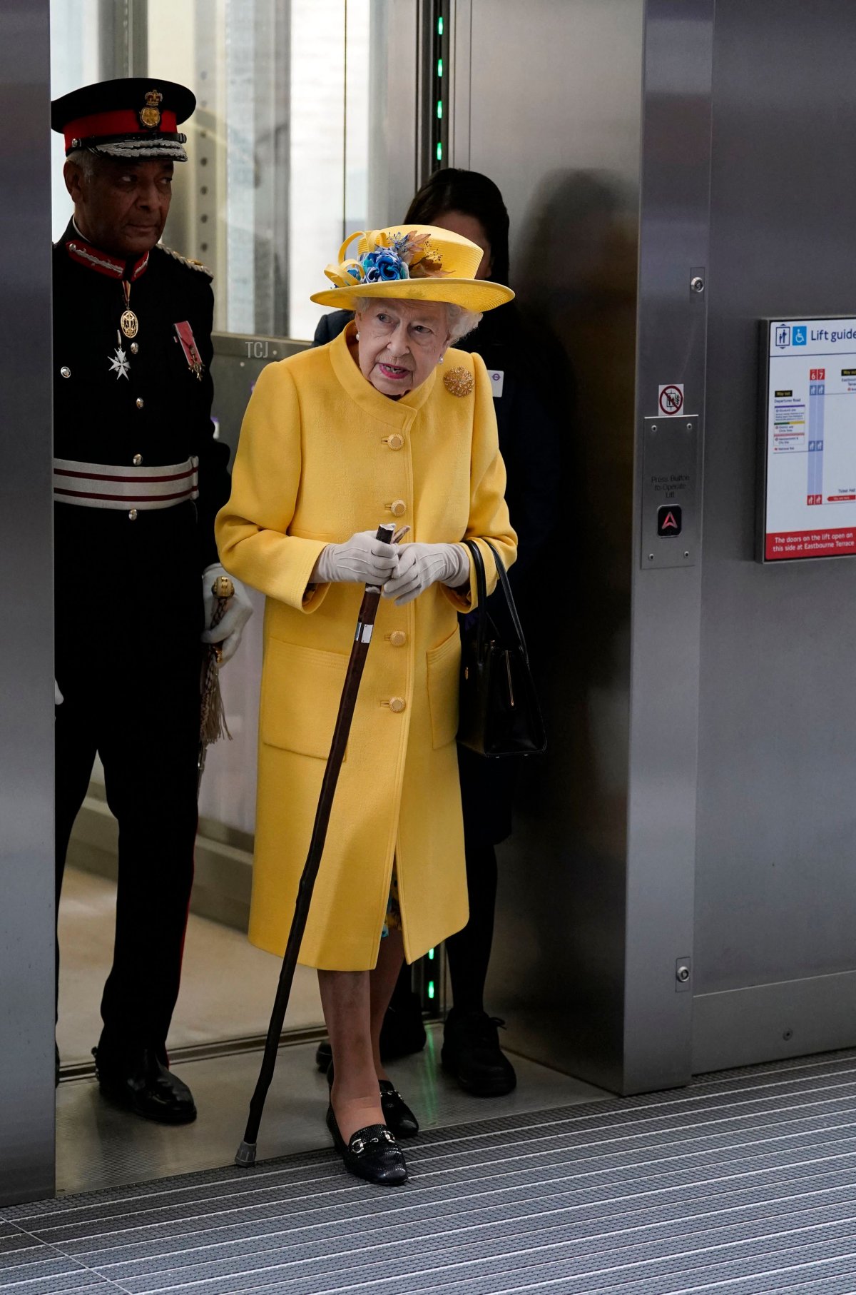 La regina Elisabetta II reagisce durante la sua visita alla stazione di Paddington a Londra il 17 maggio 2022, per celebrare il completamento del progetto Crossrail di Londra, in vista dell'apertura del nuovo servizio ferroviario 