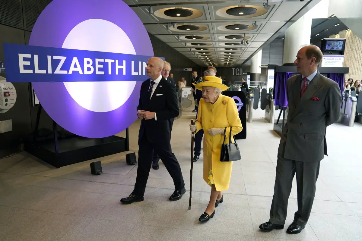 La regina Elisabetta II e il principe Edoardo, conte di Wessex (a destra), celebrano l'apertura ufficiale della linea Elizabeth alla stazione di Paddington il 17 maggio 2022 a Londra, Inghilterra