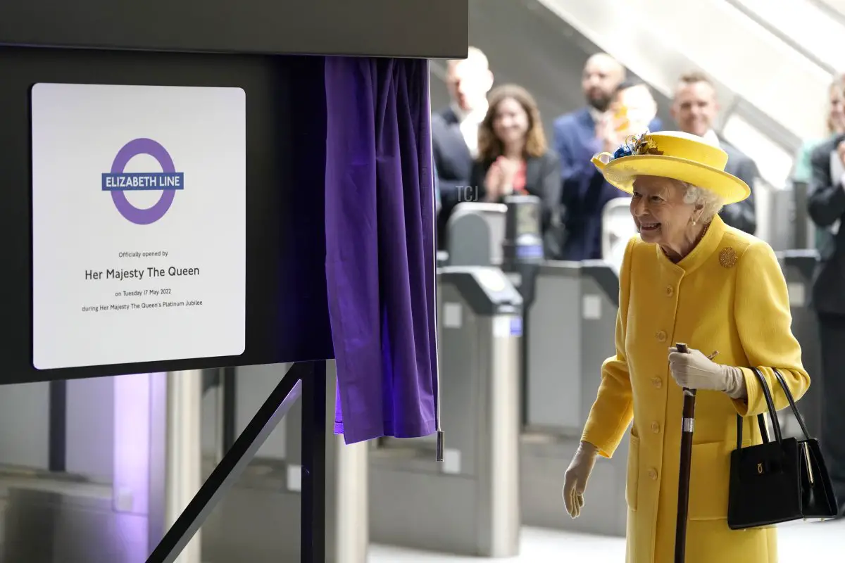 La regina Elisabetta II svela una targa per segnare l'apertura ufficiale della linea Elizabeth alla stazione di Paddington il 17 maggio 2022 a Londra, Inghilterra