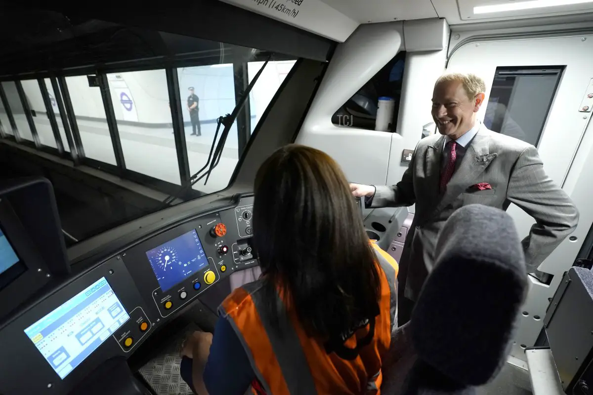 Il principe Edoardo, conte di Wessex, parla con l'autista Carinne Spinola nella cabina di un treno della linea Elizabeth per segnare il completamento del progetto Crossrail di Londra alla stazione di Paddington il 17 maggio 2022 a Londra, Inghilterra