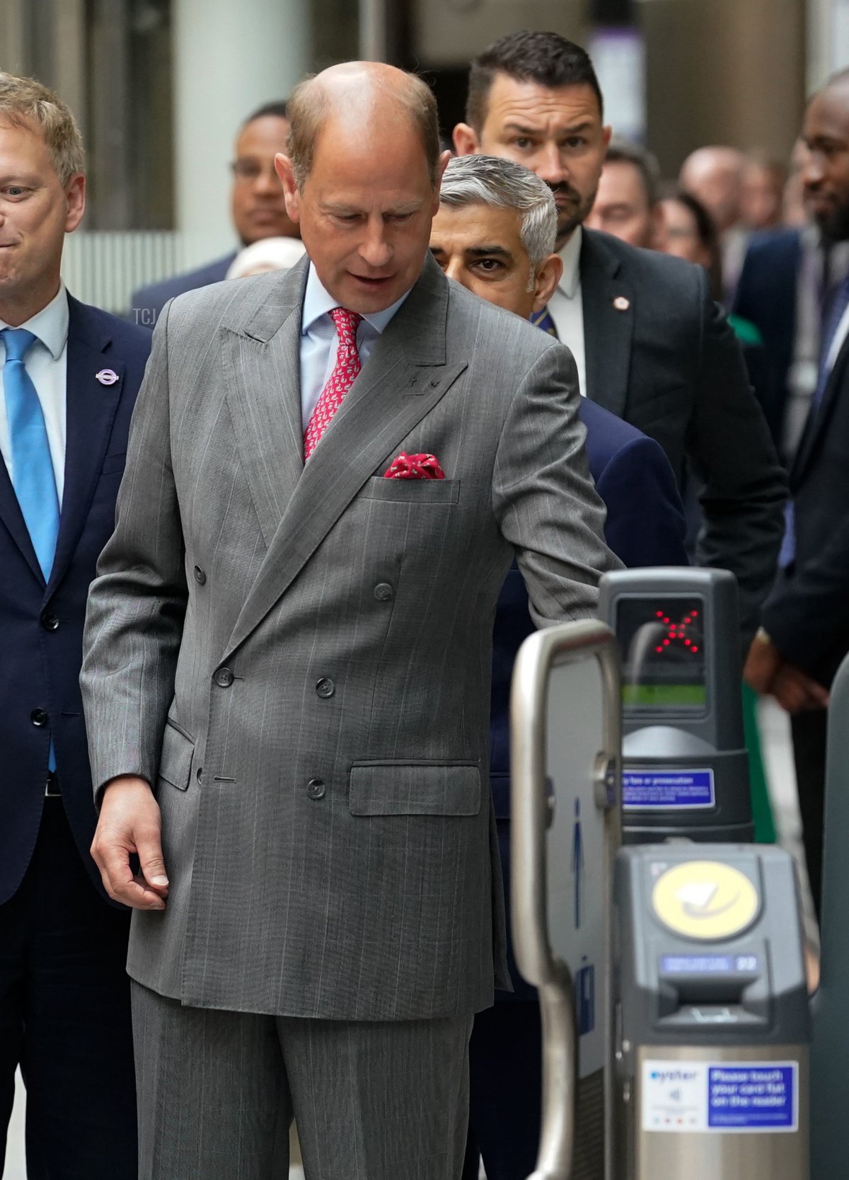 Il principe Edoardo, conte di Wessex, utilizza una carta Oyster per passare attraverso i tornelli e salire su un treno della linea Elizabeth per segnalare il completamento del progetto Crossrail di Londra alla stazione di Paddington il 17 maggio 2022 a Londra, Inghilterra