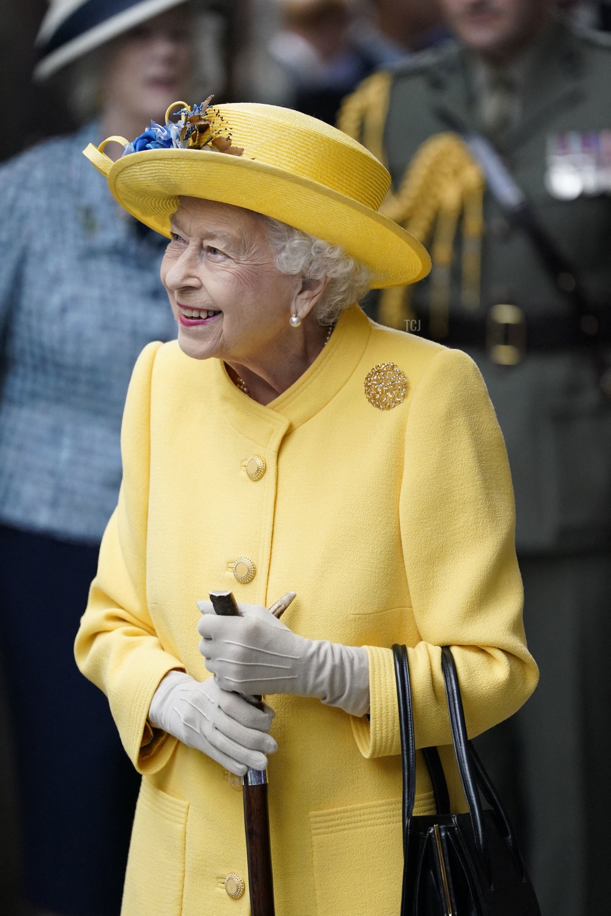 La regina Elisabetta II reagisce durante la sua visita alla stazione di Paddington a Londra il 17 maggio 2022, per segnare il completamento del progetto Crossrail di Londra, in vista dell'apertura del nuovo servizio ferroviario 'Elizabeth Line' la prossima settimana