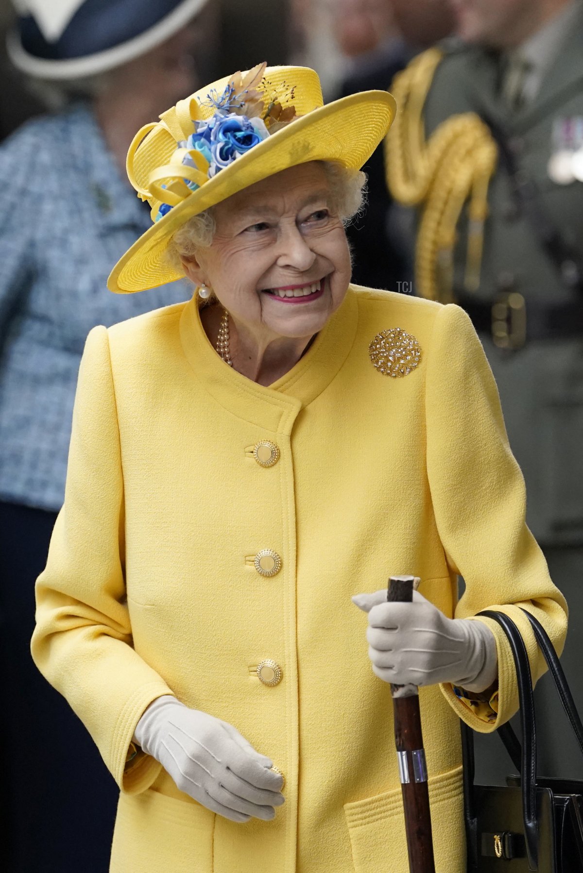 La regina Elisabetta II reagisce durante la sua visita alla stazione di Paddington a Londra il 17 maggio 2022, per segnare il completamento del progetto Crossrail di Londra, in vista dell'apertura del nuovo servizio ferroviario 'Elizabeth Line' la prossima settimana