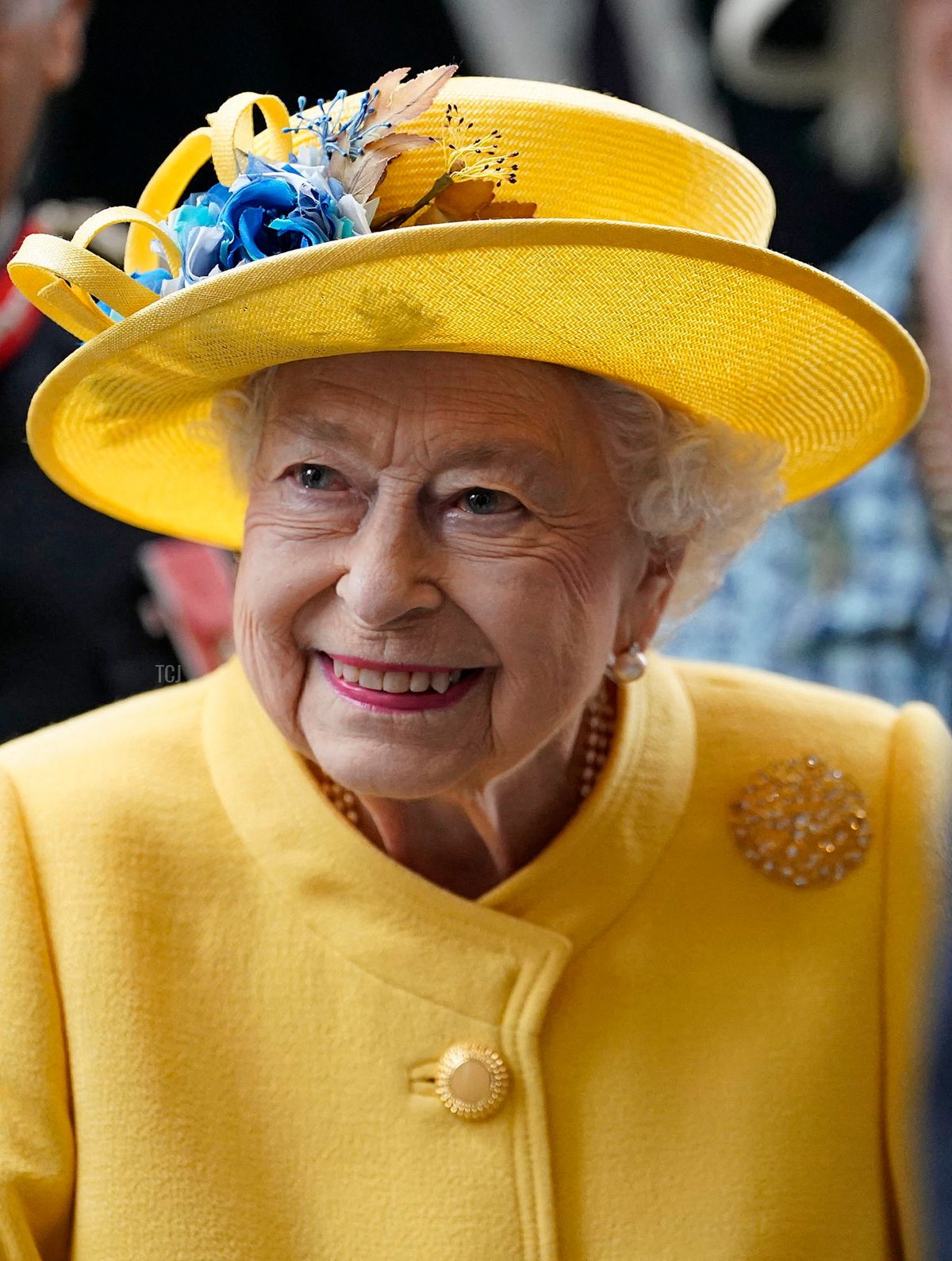 La regina Elisabetta II reagisce durante la sua visita alla stazione di Paddington a Londra il 17 maggio 2022, per segnare il completamento del progetto Crossrail di Londra, in vista dell'apertura del nuovo servizio ferroviario 'Elizabeth Line' la prossima settimana