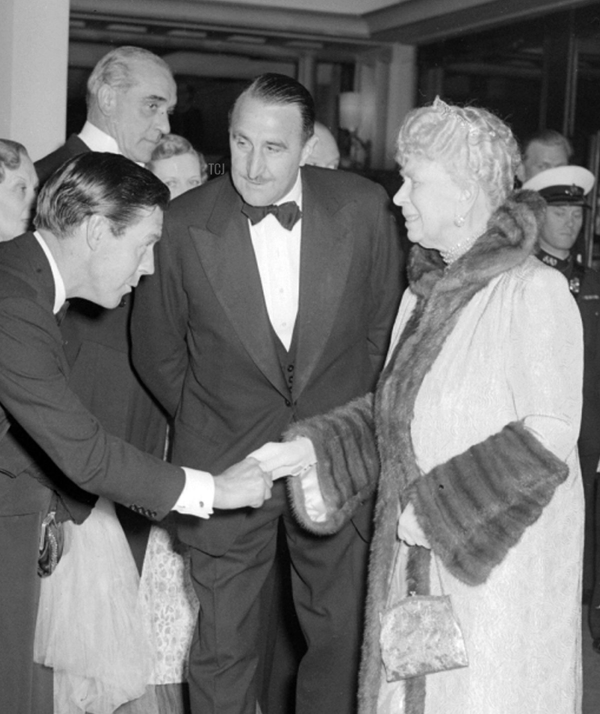 28 Giugno 1951: Il regista Charles Crichton incontra Queen Mary, prima che partecipasse alla premiere di beneficenza del film 