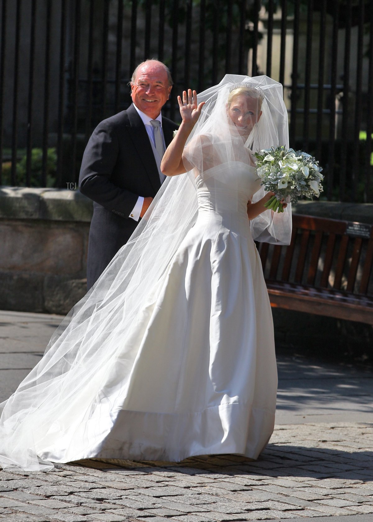 Il capitano Mark Phillips e Zara Phillips arrivano per il matrimonio di Zara Phillips e Mike Tindall presso Canongate Kirk il 30 luglio 2011 a Edimburgo, Scozia