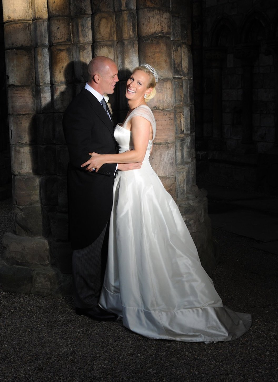 In questa immagine fornita da Zara Phillips e Mike Tindall, il capitano della rugby inglese Mike Tindall e Zara Phillips sono ritratti presso l'Abbazia di Holyrood, Palazzo di Holyroodhouse dopo il loro matrimonio al Canongate Kirk il 30 luglio 2011 a Edimburgo, Scozia