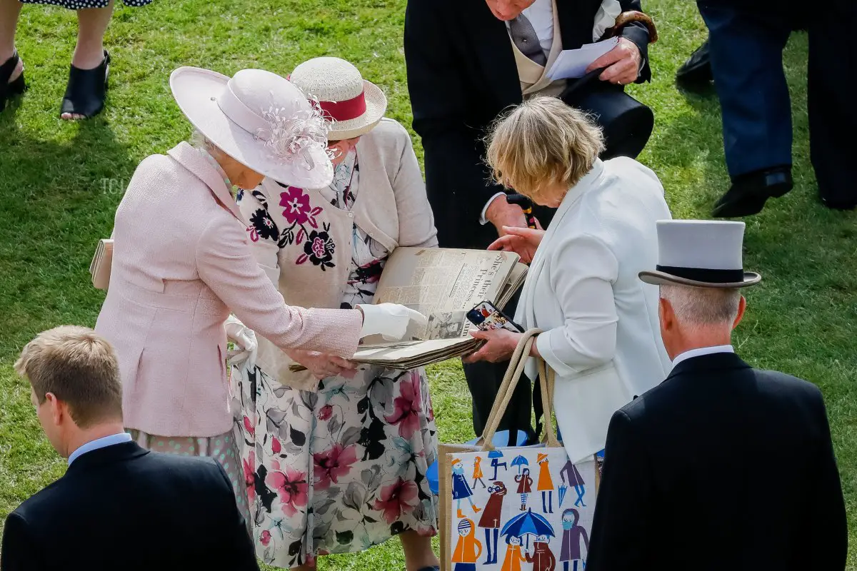 La Principessa Alexandra (L) osserva un album di ritagli mentre partecipa alla Festa di Giardino della Regina a Buckingham Palace il 18 maggio 2022 a Londra, Inghilterra