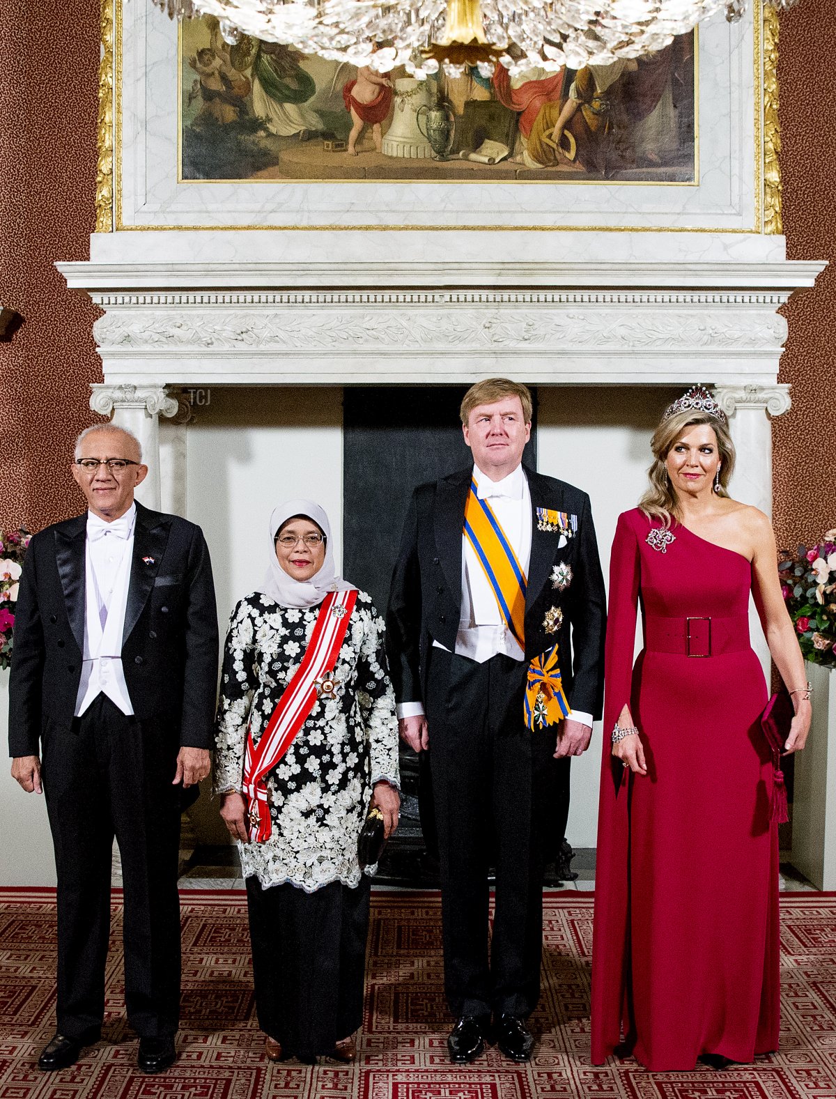 Re Guglielmo Alessandro dei Paesi Bassi e Regina Máxima dei Paesi Bassi posano per una foto ufficiale con Halimah Yacob Presidente di Singapore e suo marito Mohamed Abdullah Alhabshee durante un banchetto ufficiale al Palazzo Reale di Amsterdam il 21 novembre 2018