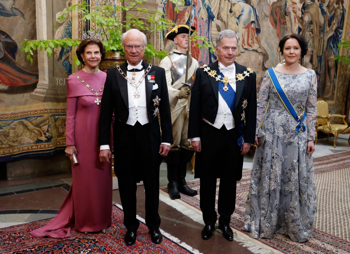 Il re Carl XVI Gustaf di Svezia, il presidente finlandese Sauli Niinisto e sua moglie Jenni Haukio e la regina Silvia di Svezia arrivano al Palazzo Reale per una cena di stato in onore del presidente della Finlandia a Stoccolma il 17 maggio 2022