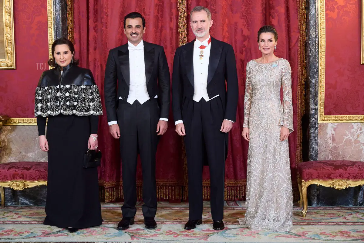 Il Re Felipe VI di Spagna, la regina Letizia di Spagna, lo sceicco Tamim Bin Hamad Al Thani e la Sheikha Jawaher Bint Hamad Bin Suhaim Al Thani partecipano a una cena di gala al Palazzo Reale il 17 maggio 2022 a Madrid, Spagna