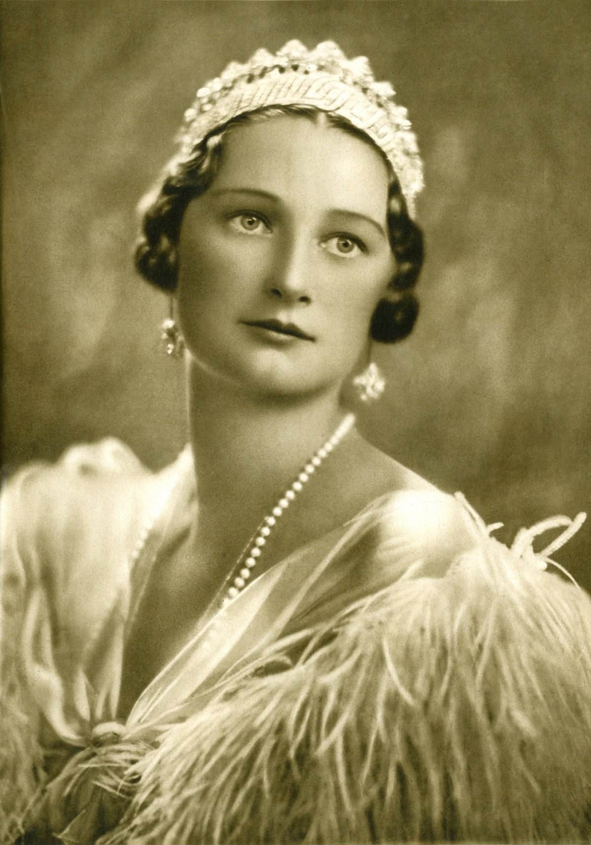 Ritratto della Regina Astrid del Belgio, ca. 1935 (Wikimedia Commons)