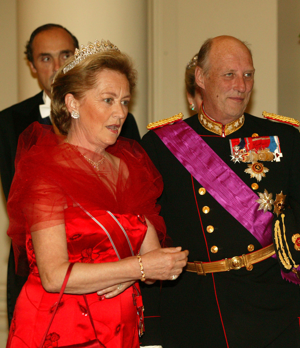 La Regina Paola del Belgio e il Re Harald V di Norvegia sono ritratti durante un banchetto di gala tenuto nell'ambito della visita di stato norvegese in Belgio, 20 maggio 2003 (Mark Renders/Getty Images)